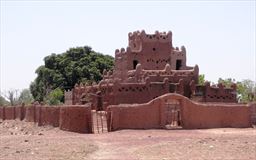Castle-style Zayaa mud mosque at Wulugu