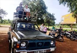 Safari vehicle at Mole National Park